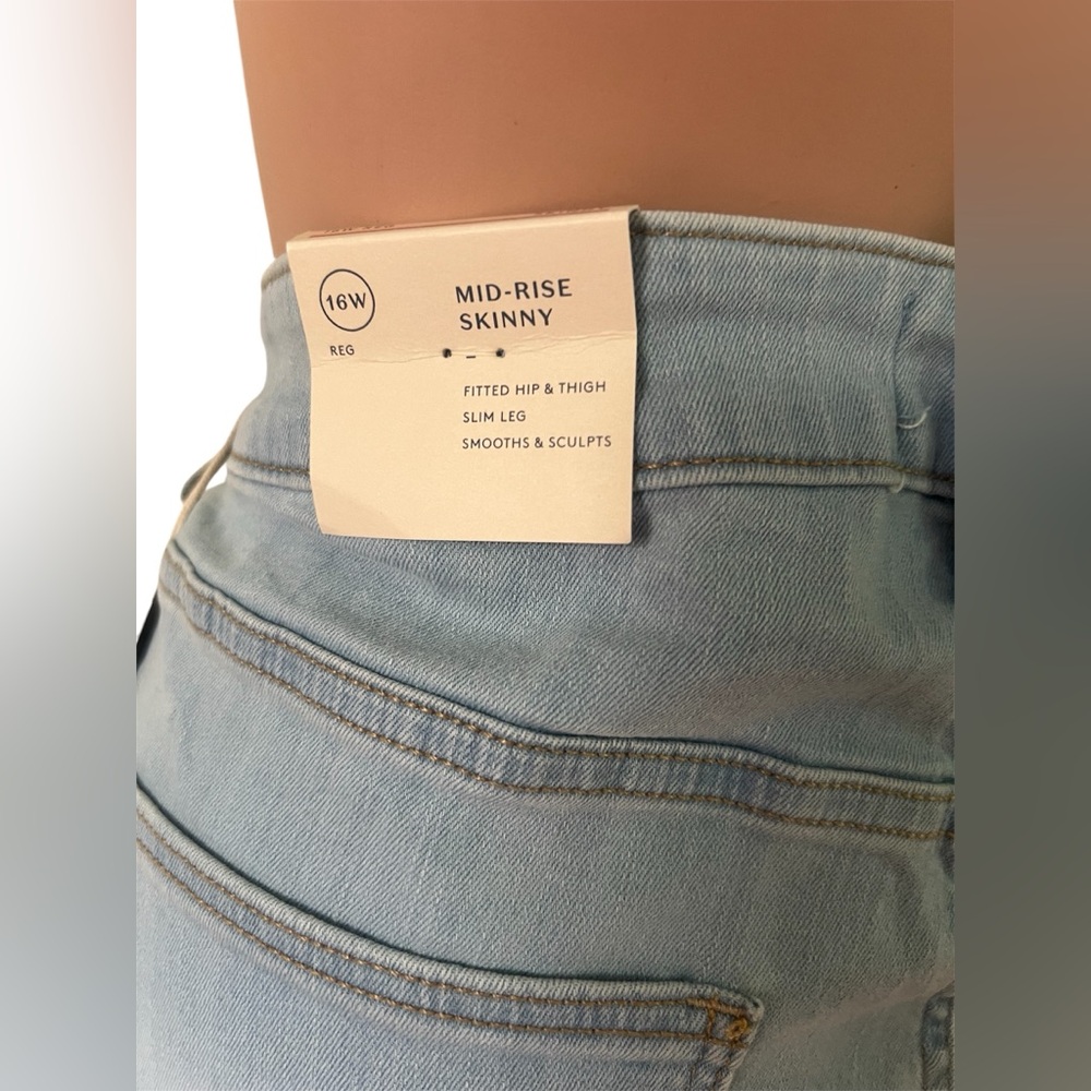 Universal Thread Women's High Rise Jeans - Light Blue - Picture 5 of 10